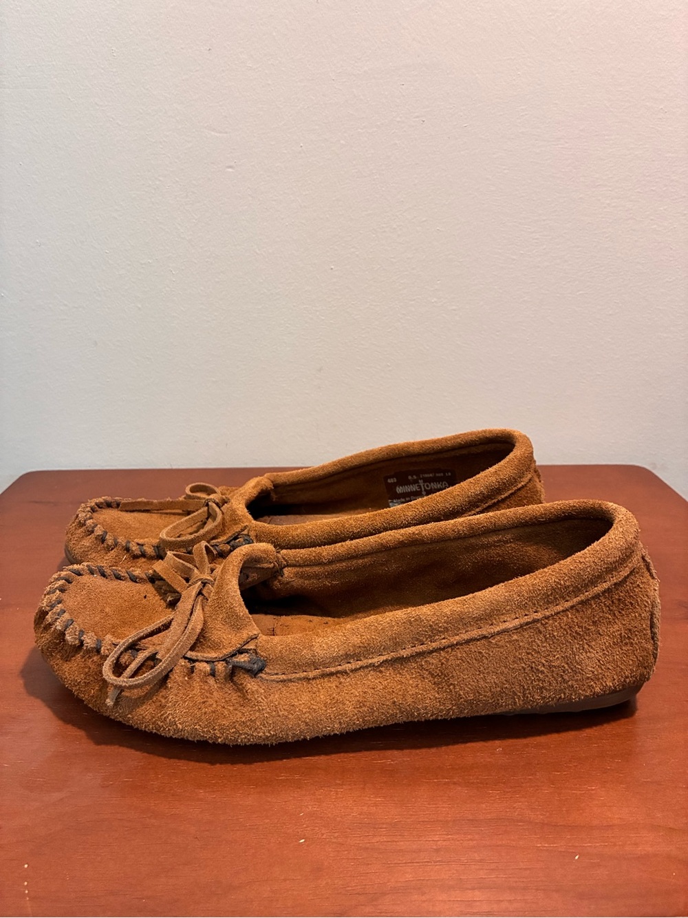 Minnetonka Kilty Moccasins Women’s Size 8.5 Brown Soft Suede Fringe Rubber Sole - Picture 3 of 12